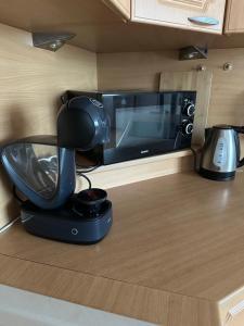 Modern & cozy apartment near hockey & football arena