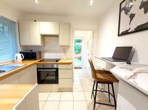 Stylish Kennington apartment near tube with King Bed and garden