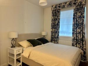 Modern One Bedroom Apartment, Sloane Square