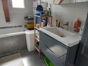 Sejours chez l'habitant DZ am EUROAIRPORT Basel Mulhouse, 20 min Fussweg : Chambre Double avec Salle de Bains Commune