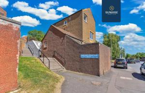 Eden Views - INVOICE and REDUCED PRICE only via SUNRISE SHORT LETS DUNDEE, 3 Rooms, 5 Beds, Fully Equipped, 2 mins to Centre and Ring Road, Perfectly Suited to Groups and ONLY 5 Mins to STANNERGATE Ports