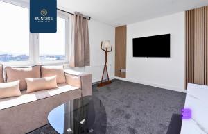 Eden Views - INVOICE and REDUCED PRICE only via SUNRISE SHORT LETS DUNDEE, 3 Rooms, 5 Beds, Fully Equipped, 2 mins to Centre and Ring Road, Perfectly Suited to Groups and ONLY 5 Mins to STANNERGATE Ports