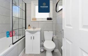 Eden Views - INVOICE and REDUCED PRICE only via SUNRISE SHORT LETS DUNDEE, 3 Rooms, 5 Beds, Fully Equipped, 2 mins to Centre and Ring Road, Perfectly Suited to Groups and ONLY 5 Mins to STANNERGATE Ports