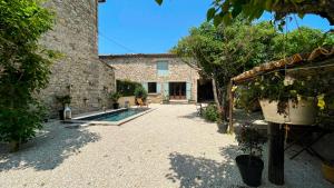 Mazet en provence pour 4, piscine chauffée privée, jardin clos privé, barbecue, chiens admis