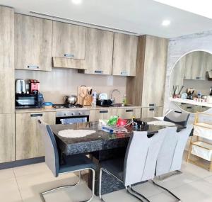 Modern 1-Bedroom Apartment with Salon in the Heart of Casablanca
