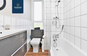 Baldovan Heights - 3 Rooms, 6 Beds, TVs and Ceiling Fans Each Room, Fully Equipped, 5 mins to Centre and Ring Road, Perfectly Suited to Groups and Long Stays, INVOICE and REDUCED PRICE only via SUNRISE SHORT LETS Dundee