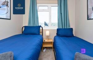 Baldovan Heights - INVOICE and REDUCED PRICE only via SUNRISE SHORT LETS DUNDEE, 3 Rooms, 6 Beds, TVs and Fans Each Room, Fully Equipped, 5 mins to Centre and Ring Road, Perfectly Suited to Groups and ONLY 5 Mins to STANNERGATE Ports