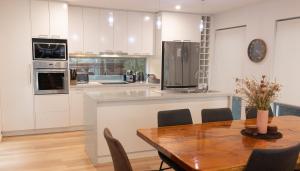 The MBM - Modern 4BR Home, Spacious, Views, Ideal for Groups