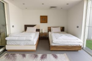 2BR Townhouse, 2 Bath, TV, Backyard - 326