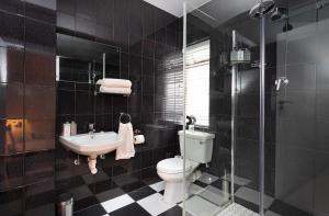 Camps Bay private room and bathroom