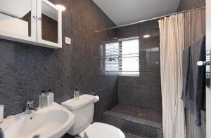 Camps Bay private room and bathroom