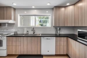 Knox Mountain Vista 2 Bdrm Suite