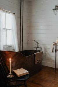 Book Village Inn - Twain Room Queen Bed