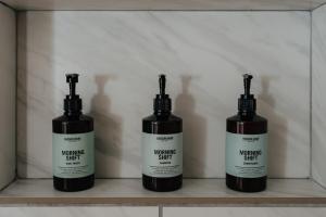 Book Village Inn - Twain Room Queen Bed