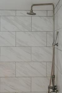 Book Village Inn - Twain Room Queen Bed