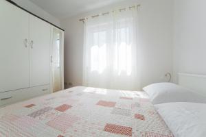 Apartments with parking space Seget Vranjica, Trogir - 23461
