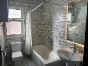 Laid-Back Rooftop Boho Cozy 2BR, Outdoor Charm