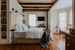 Book Village Inn - Entire Hotel