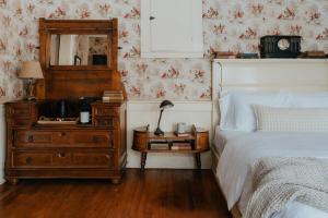 Book Village Inn - Entire Hotel