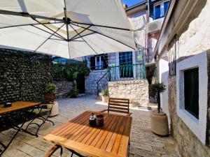 Old Town & Ela Place