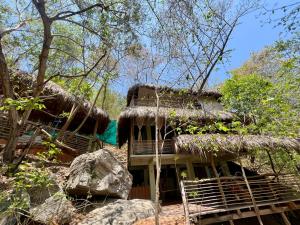La casa de los árboles frente a la playa con alberca