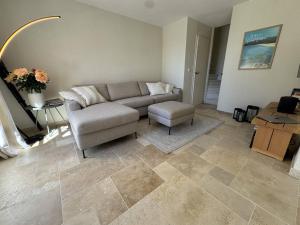 Maisons de vacances Maison renovee 2 chambres, terrasse vue mer - FR-1-726-63 : photos des chambres