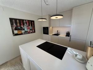 Maisons de vacances Maison renovee 2 chambres, terrasse vue mer - FR-1-726-63 : photos des chambres