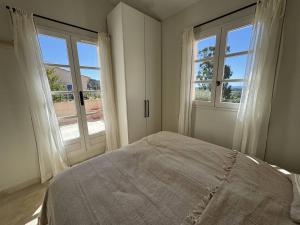 Maisons de vacances Maison renovee 2 chambres, terrasse vue mer - FR-1-726-63 : photos des chambres