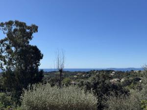 Maisons de vacances Maison renovee 2 chambres, terrasse vue mer - FR-1-726-63 : photos des chambres