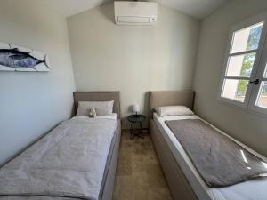 Maisons de vacances Maison renovee 2 chambres, terrasse vue mer - FR-1-726-63 : photos des chambres