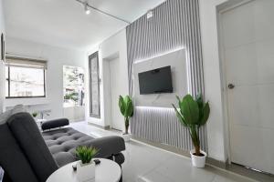 El Poblado 4 Bedrooms 2 Baths Private Terrace