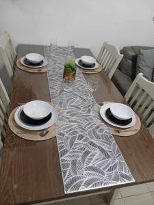 3BR Pioneer Condo, Boni Edsa MRT linked, with netflix2