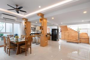 City Center Pool Villa 6BR 14 Persons Sauna Pool Table Karaoke BBQ