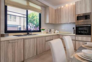 V187 Walkable to Beach Very modern Jacuzzi pool