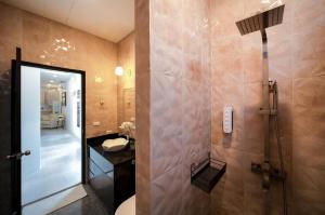 V187 Walkable to Beach Very modern Jacuzzi pool