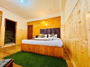 Hotel Moon Blaze " Near Mall Road " Bonfire ! Open Terrace ! Personal Parking