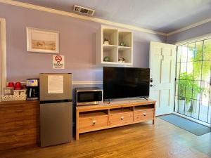 Sweet Home with Ample Parking Only 2mins to Freeway