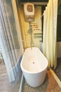 LushStay Hanoi - Balcony-Bathtub Suite