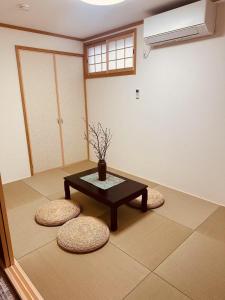 happy818, newly renovated, four rooms, two bathrooms, three toilets, 5 minutes walk from the subway, with garageJapan Osaka Nishinari-ku Entire B&B