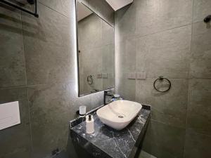 شقة فاخرة 3 غرف نوم و حديقة خاصة في الشيخ زايد - Zayed Suites A