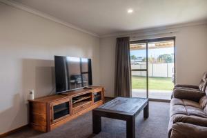 Cosy home by the bay