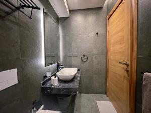 شقة فاخرة 3 غرف نوم و حديقة خاصة في الشيخ زايد - Zayed Suites A