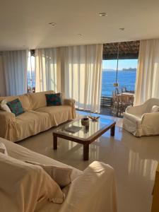 Búzios casa pé na areia em condomínio beira mar