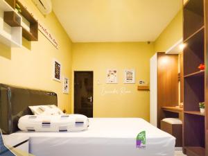 Palma Lavender Room I Family room with swimming pool & billiard near Klaten Town Squere