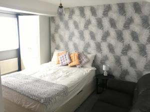 2 bed flat sleeps 4 Swansea centre