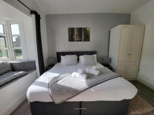 2 bed flat sleeps 4 Swansea centre