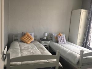 2 bed flat sleeps 4 Swansea centre