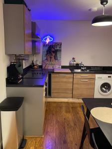 Enjoy Modern Room With Balcony in a share flat and Explore London