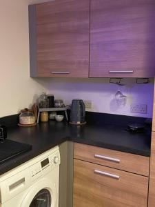 Enjoy Modern Room With Balcony in a share flat and Explore London