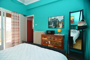 Athens Sunny top floor apartment 10 min from metro